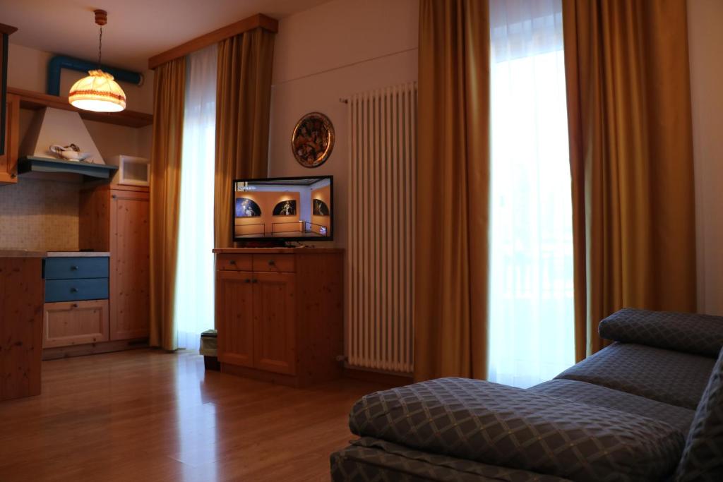 Televízia a/alebo spoločenská miestnosť v ubytovaní Residence Capriolo