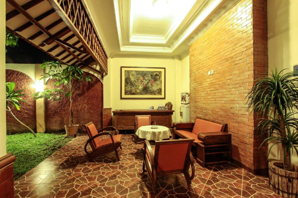 Posezení v ubytování Griya Langen Guesthouse