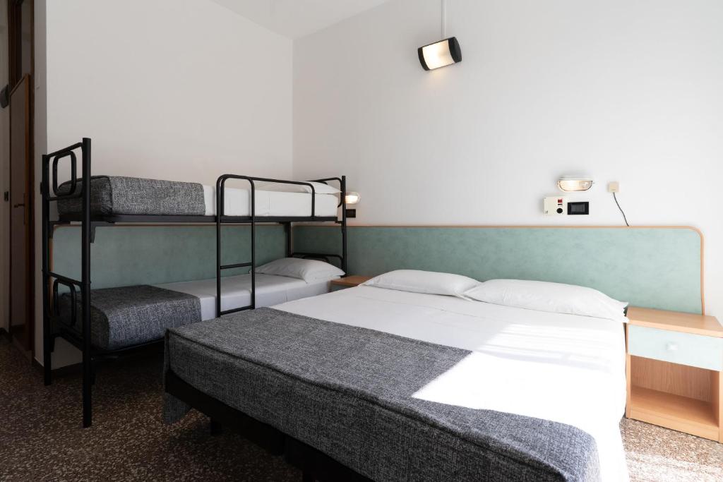 Hotel Haway - Classic Quadruple Room With Side Sea View
