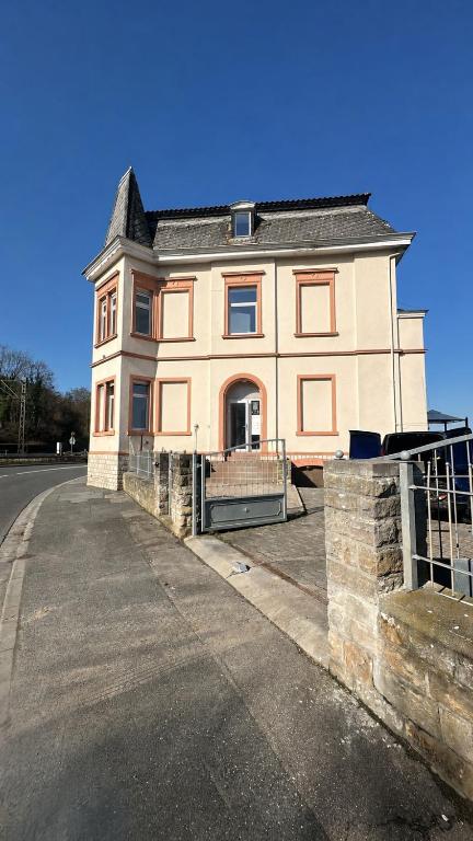 a large house on the side of a road at Gästehaus E&E in Nierstein