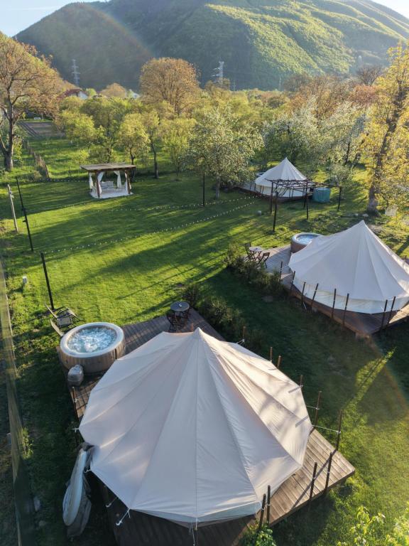 an aerial view of two tents in a yard at Green Garden Glamping Retezat in Bălan
