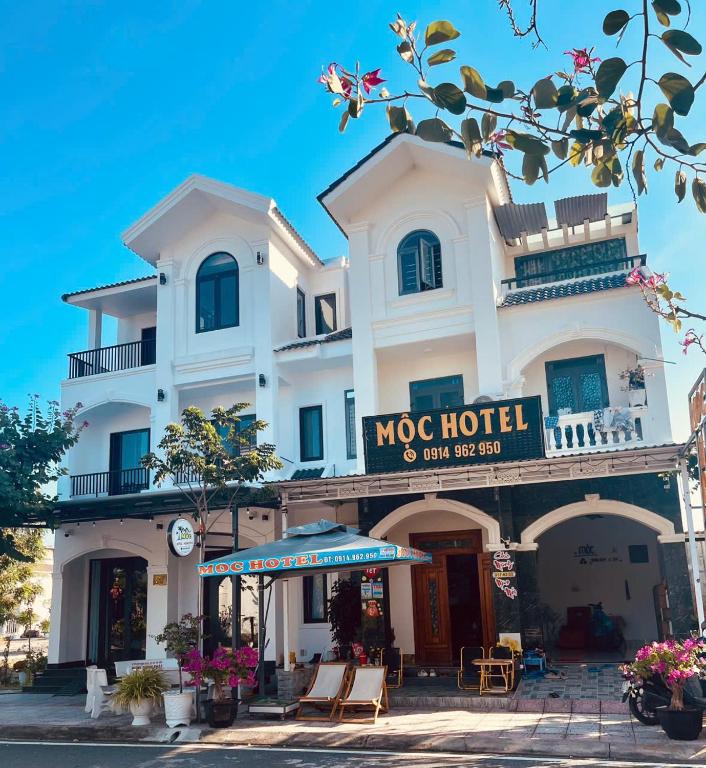 a building with a sign that reads mooc hotel at Moc homestay- Near Bai Dai Beach in Cam Lâm