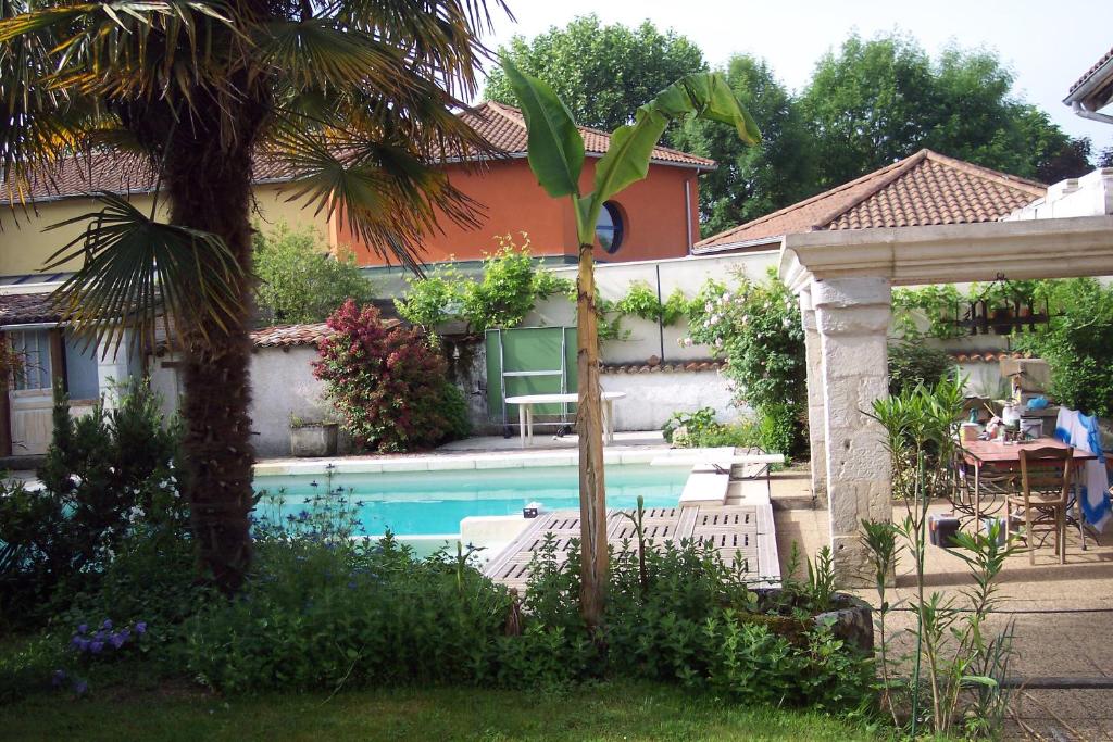 a house with a swimming pool in a yard at villa Périgord in Monteton
