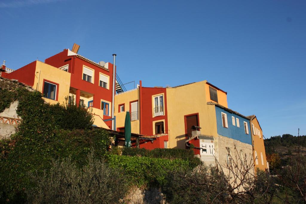 un grupo de casas sentadas en la cima de una colina en L'Almàssera Casa Rural & Restaurant en Margarida