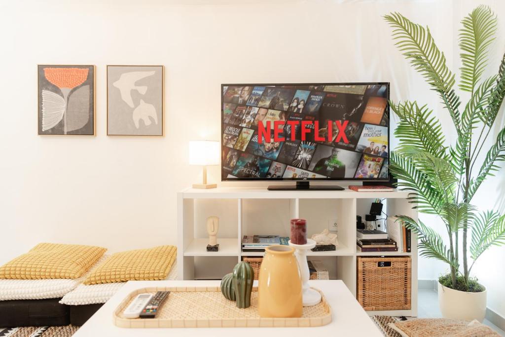 Mama's Home - 2 BR Near Acropolis - Metro - 300Mbps
