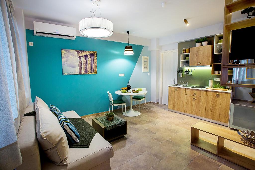 ein Wohnzimmer mit Sofa und Tisch in der Unterkunft Emerald Suite in Athen