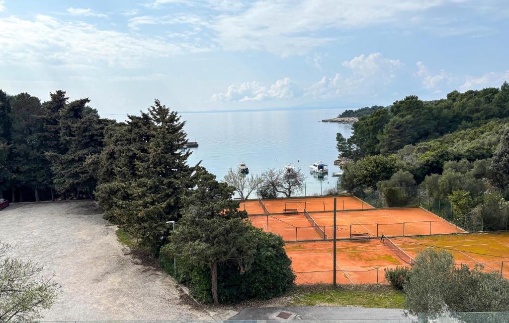 Gorgeous Apartment In Rab With House Sea View