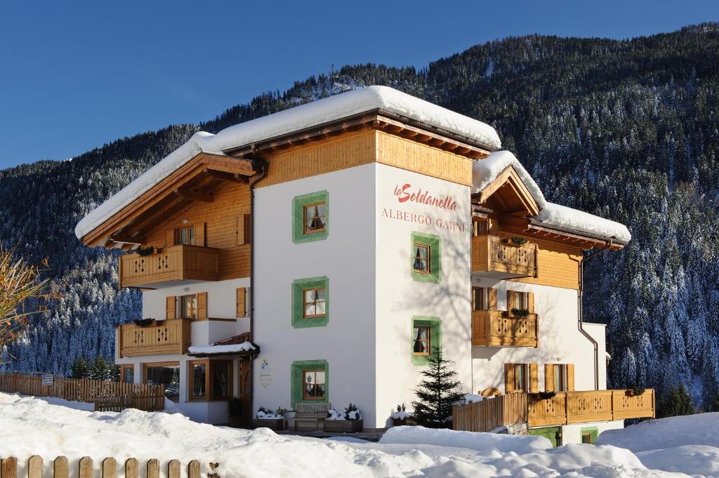 Nespecifikovaný výhled na hory nebo výhled na hory při pohledu z hotelu