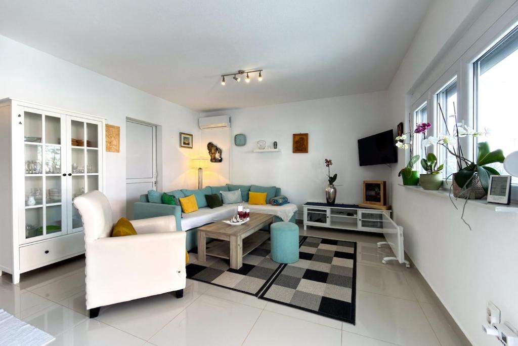 a living room with a couch and a table at Ferienwohnung Frangipani in Utjeha