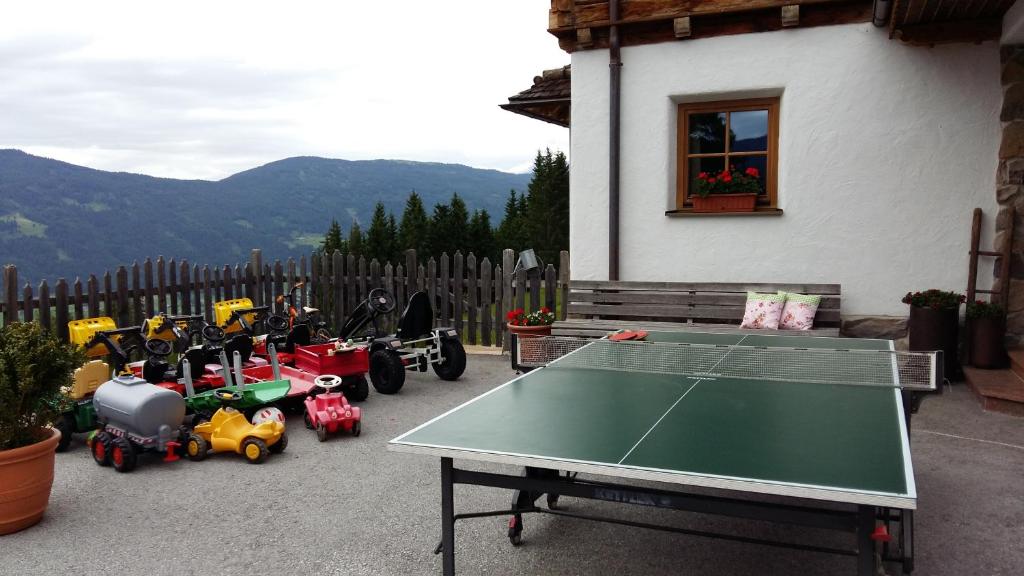 Stolní tenis v ubytování Bifeis Hütte nebo okolí