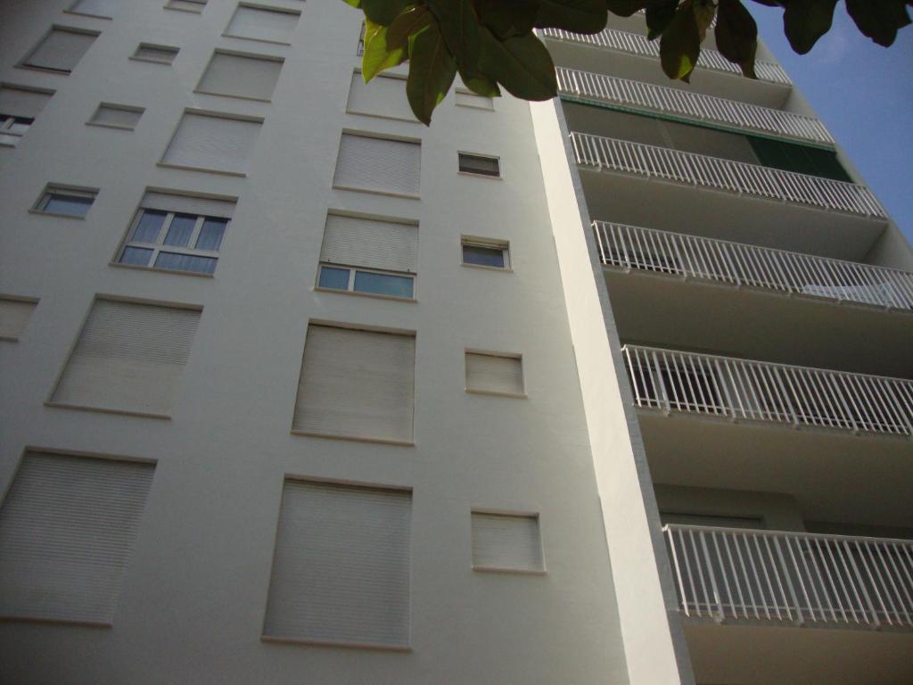 un edificio alto de color blanco con muchas ventanas en B&B Cavaliere, en Milán