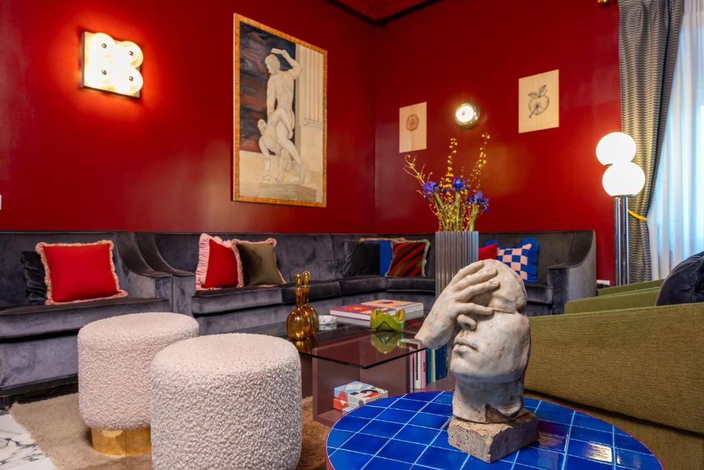 a living room with a statue of a hand on a table at Boutique Hotel Metro 900 in Naples