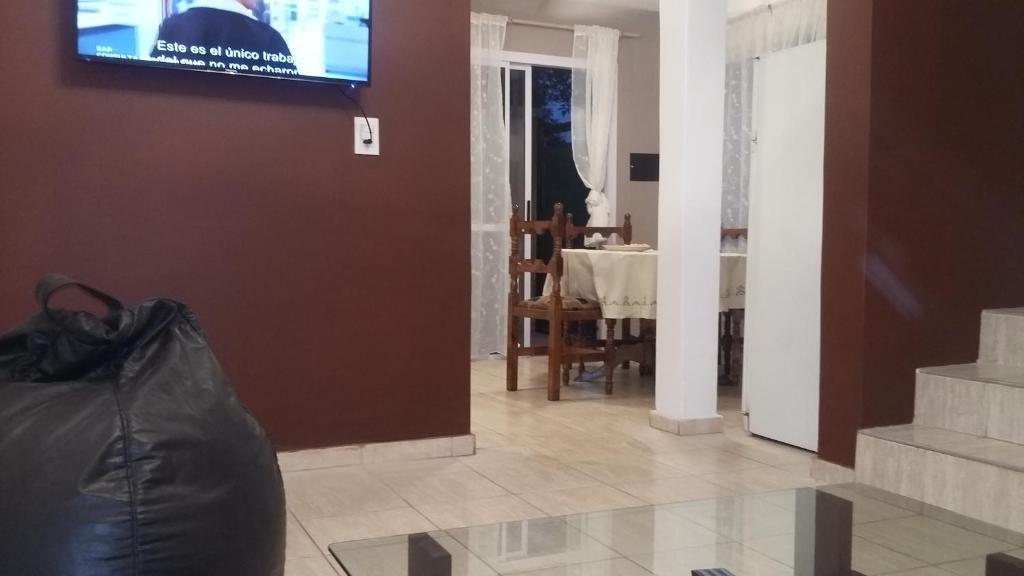 sala de estar con TV en la pared en Departamentos Angenino Lujan en Luján de Cuyo