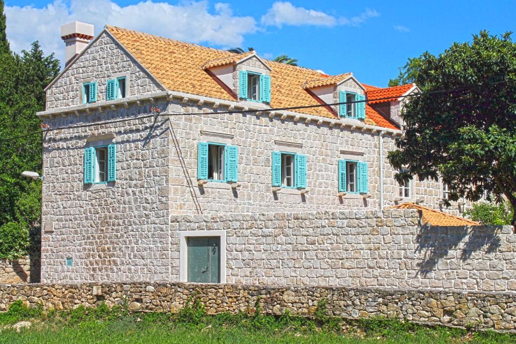 Beachfront house with hot tubCavtat, Dubrovnik - 25441