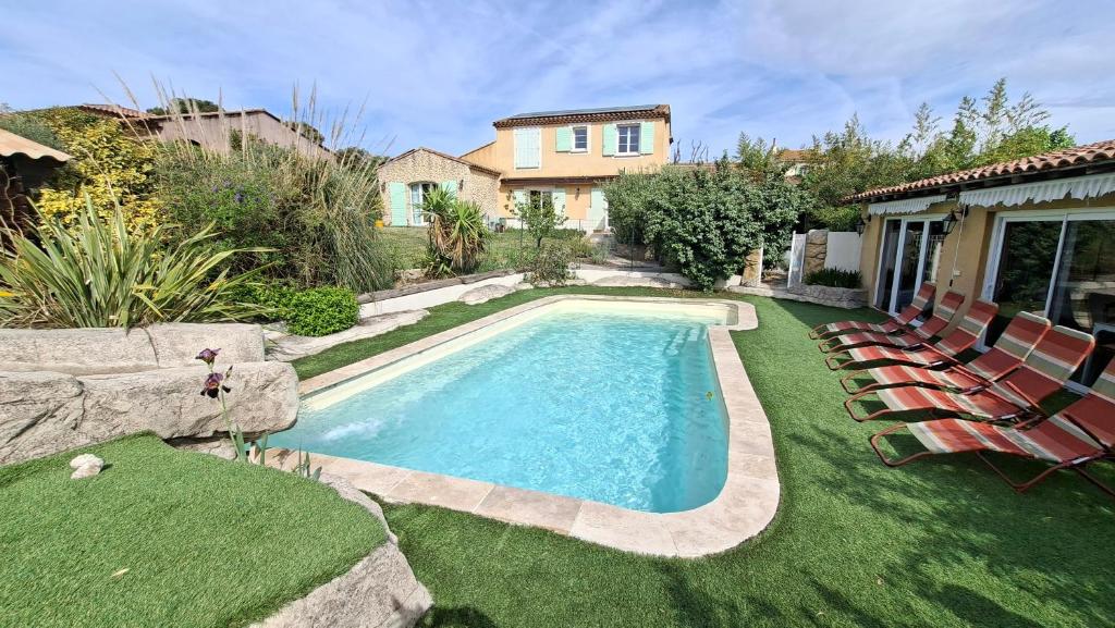 Villa on a 1,000 m plot, swimming pool, air condi