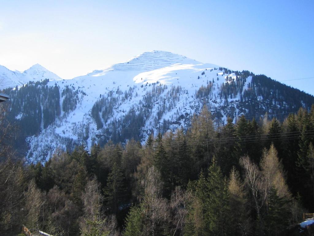 A general mountain view or a mountain view taken from Az apartmant