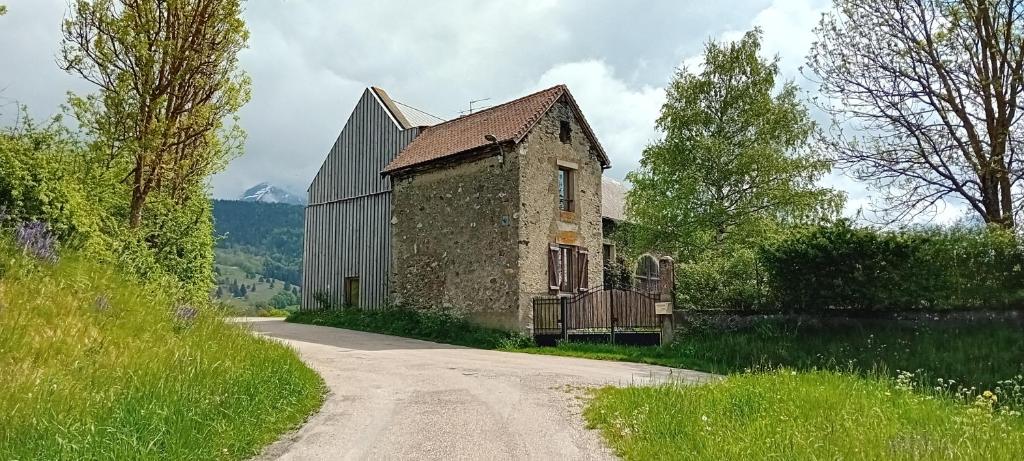 an old building on the side of a dirt road at Les Petites Maïs in Nantes-en-Rattier