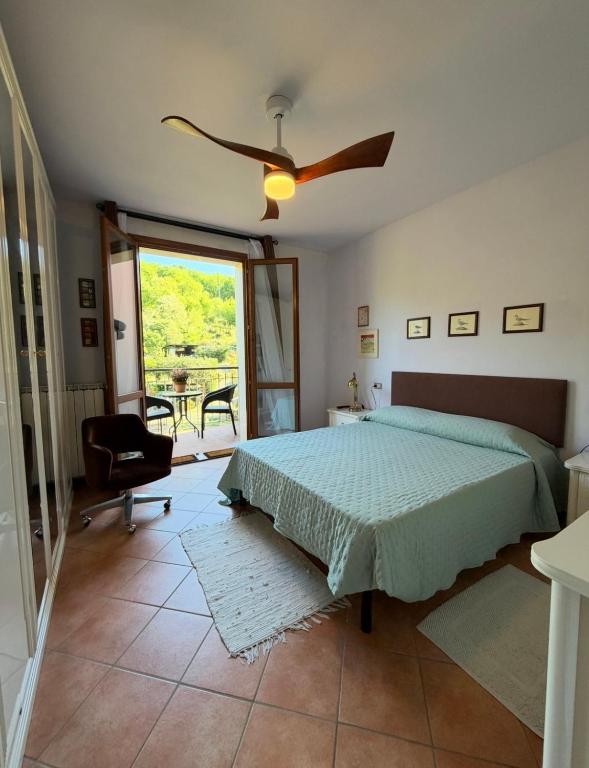 a bedroom with a bed and a ceiling fan at CASA DI ALICE a Sambuca Val di Pesa in Badia A Passignano