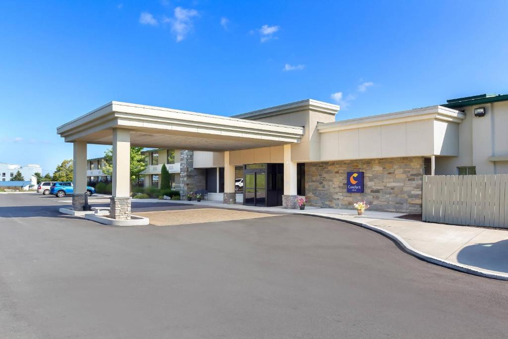 a gas station with a parking lot at Comfort Inn Somerset in Somerset