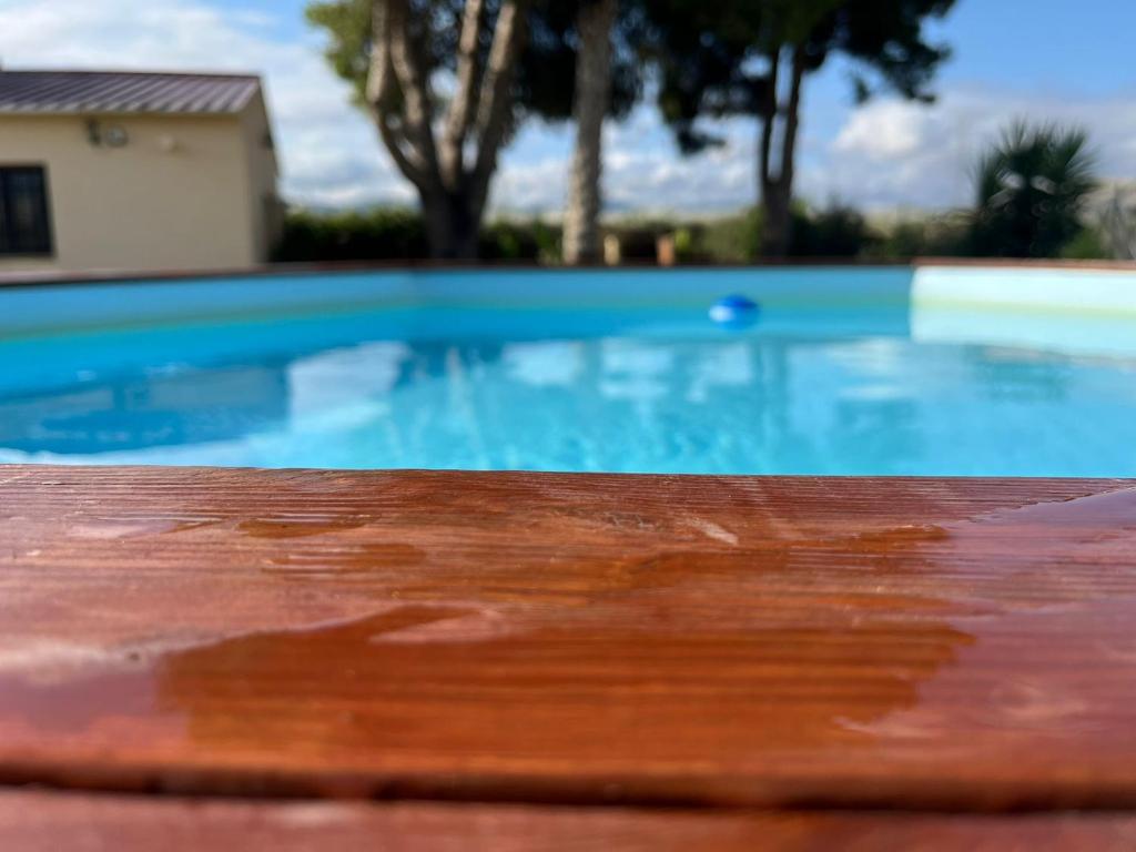 a close up of a swimming pool at La Casa del Rincón in Estación de la Hoya