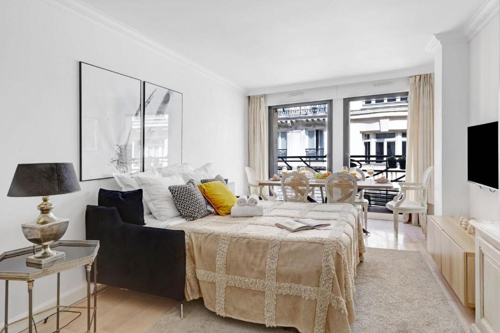 BnBNova - 2BR 2BA - Champs-Élysées & Arc de Triomphe