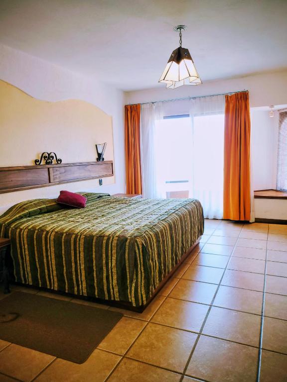 a bedroom with a bed and a large window at Turinjandi in Zirahuén