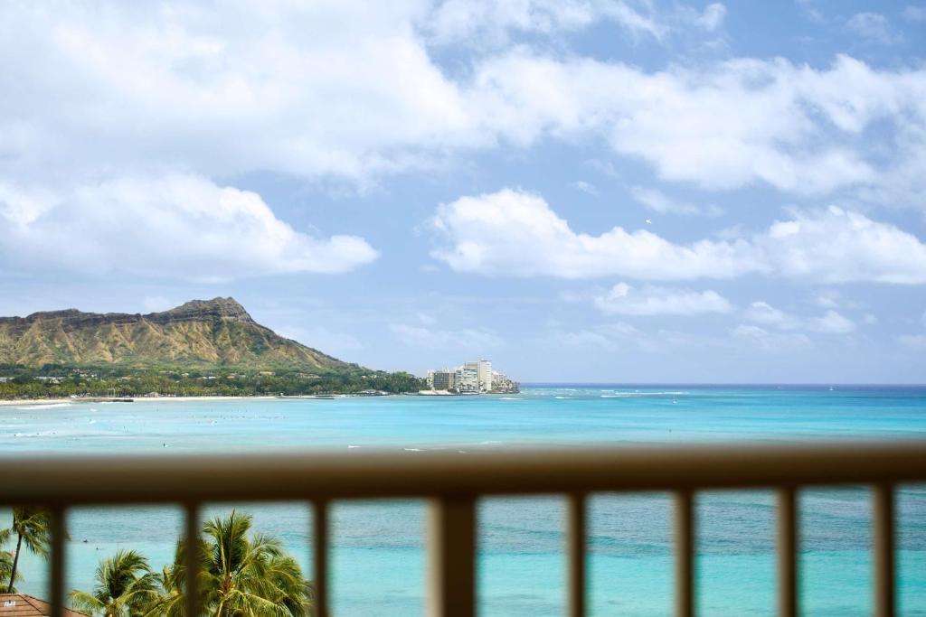 OUTRIGGER Reef Waikiki Beach Resort - 
