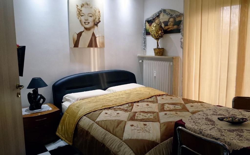 a bedroom with a bed with a quilt on it at Alaska Rooms in Verona