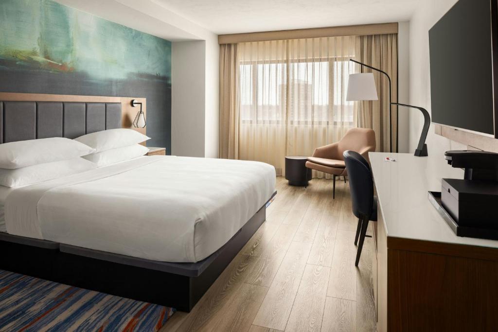 Oshkosh Marriott Waterfront Hotel & Convention Center - King Room With City View - Hearing Accessible