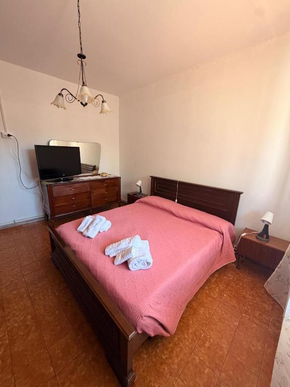 a bedroom with a bed with two towels on it at Casa di Mary in Pontremoli