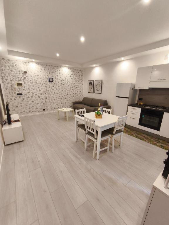 a kitchen and living room with a table and chairs at Casa 1941 in Conversano