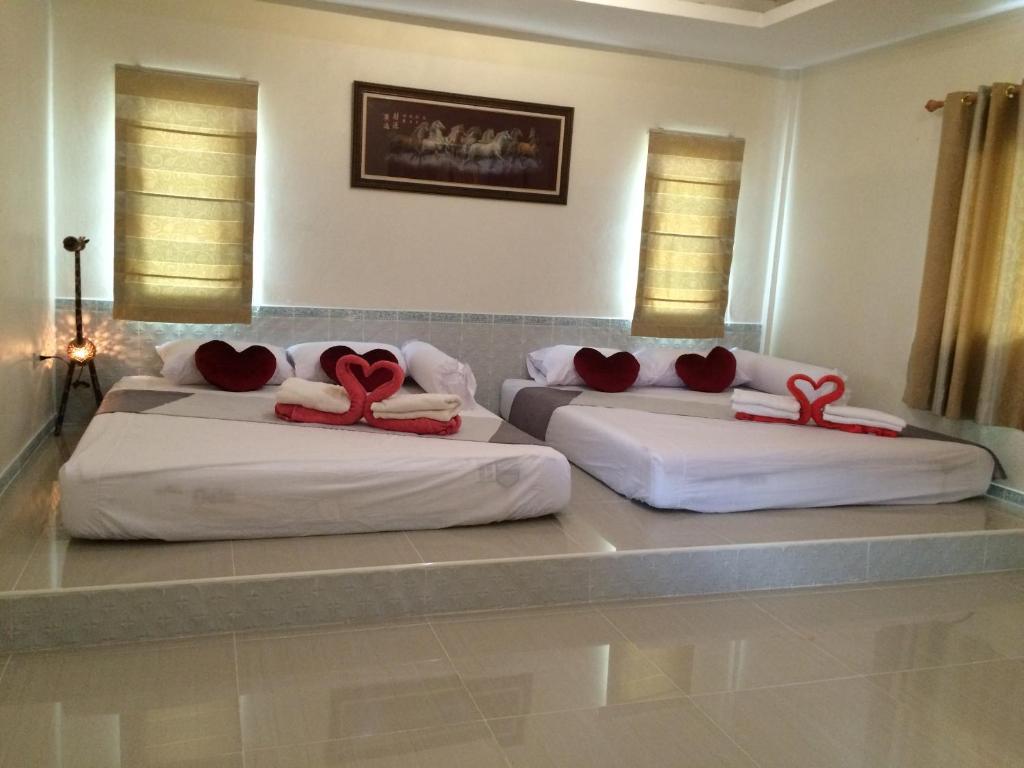 Dos camas con corazones en una habitación en Nadee resort, en Udon Thani