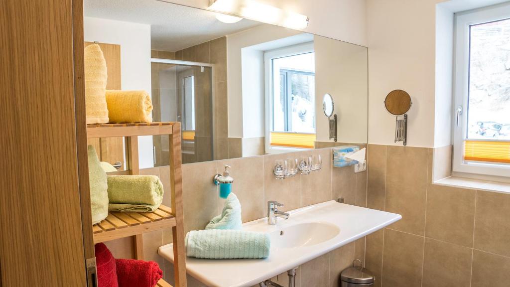 A bathroom at Haus Steissbach