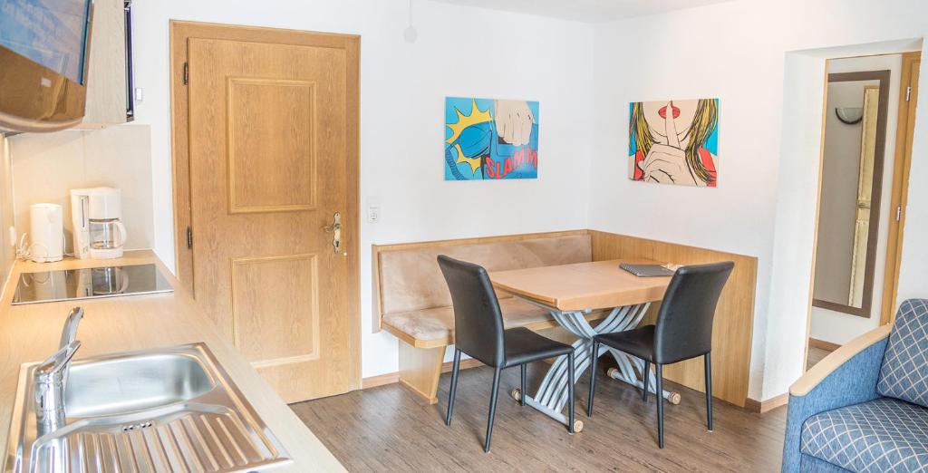 A kitchen or kitchenette at Haus Steissbach