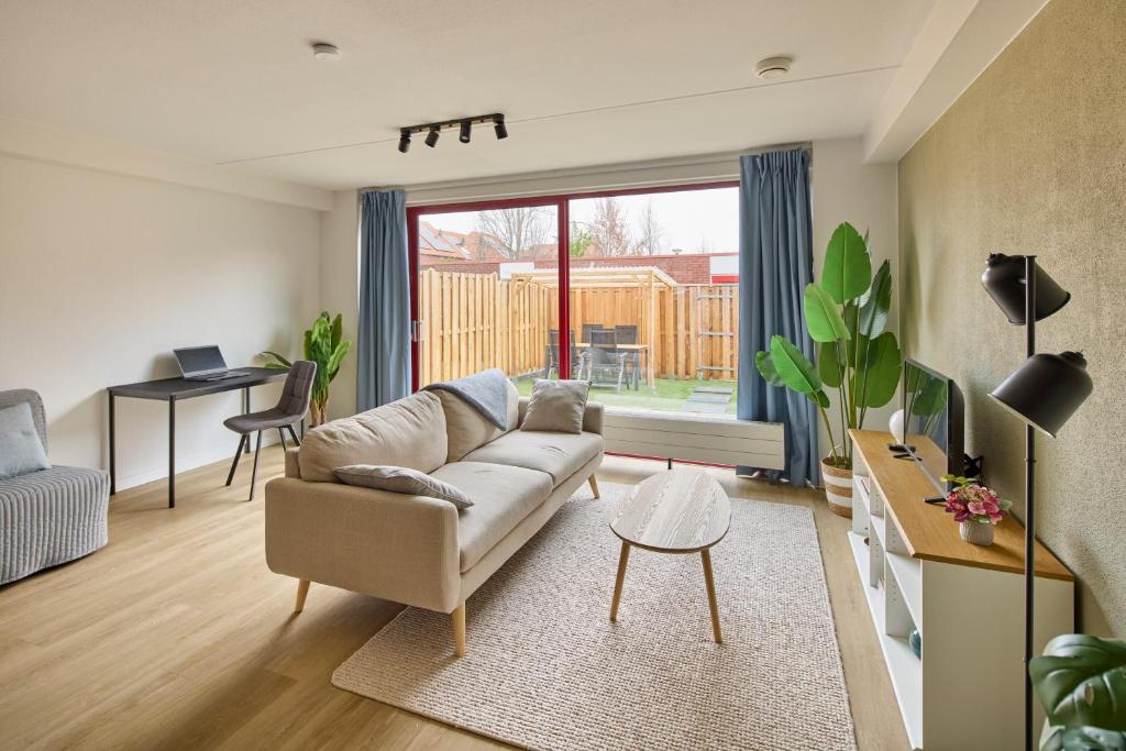 a living room with a couch and a table at Nimma Stays Nijmegen in Nijmegen