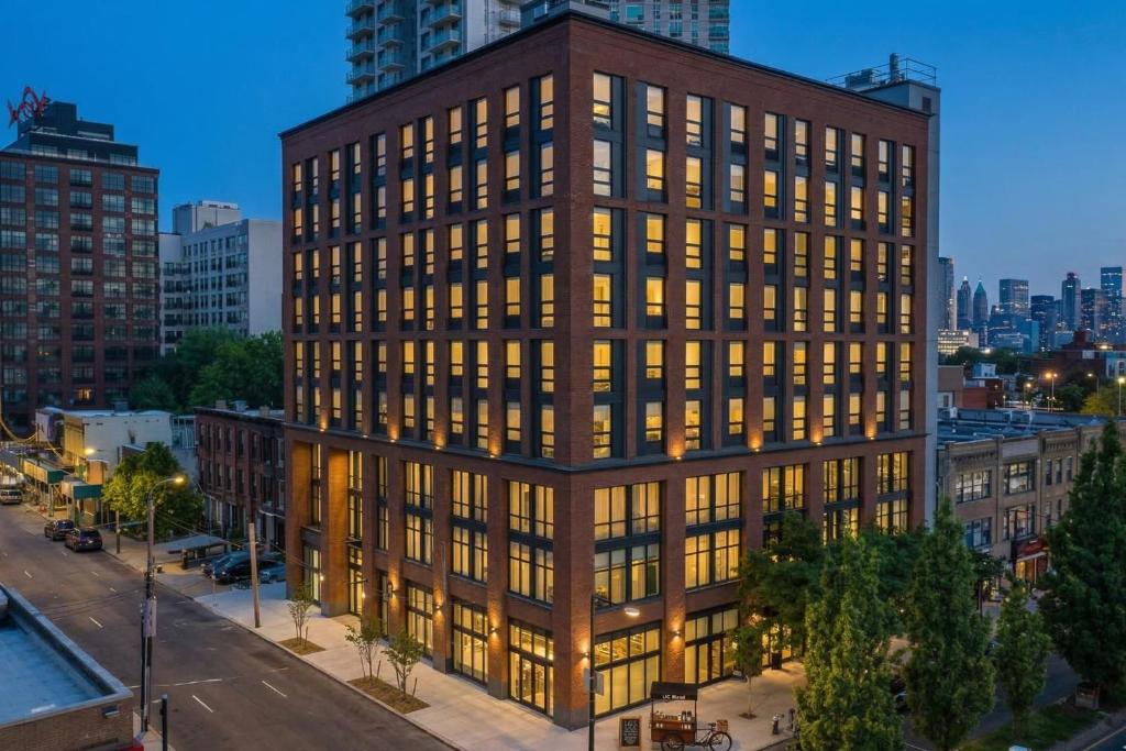 a tall building with many windows on a city street at Court Square Hotel Long Island City New York , Belvilla District 6 Formerly Sonder in Long Island City