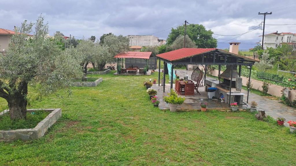 a garden with a gazebo in a yard at Κτήμα Καρνέση 2 in Loutra Edipsou