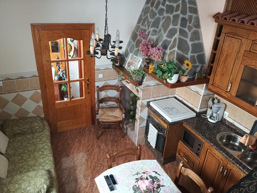 an overhead view of a kitchen with a counter top at La casa del abuelo in Ítrabo