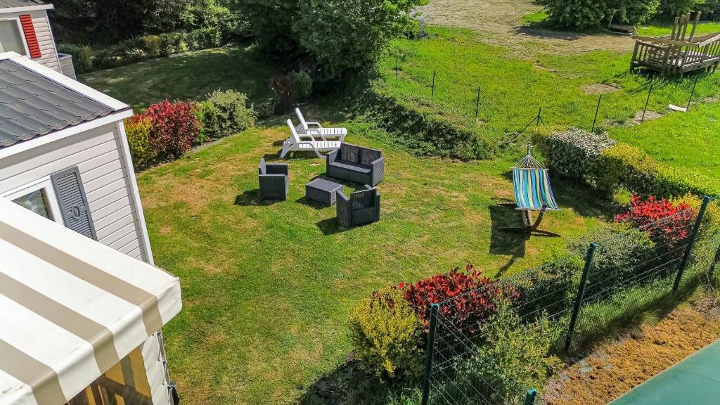 an aerial view of a yard with a picnic table and chairs at Mobilhome Normandie in Litteau