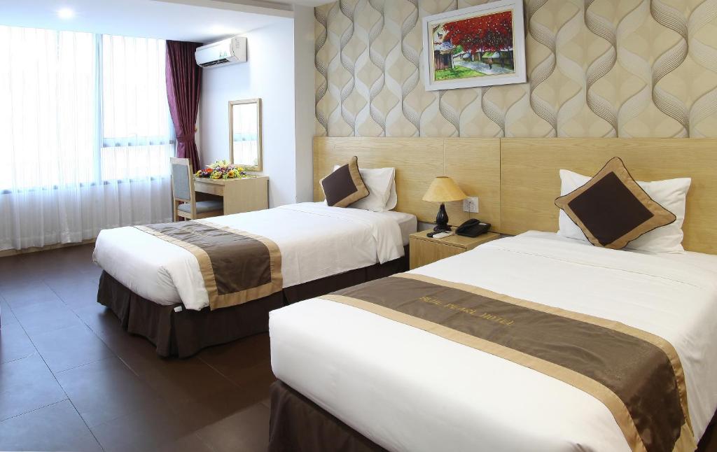 Postel nebo postele na pokoji v ubytování Blue Pearl Hanoi Hotel
