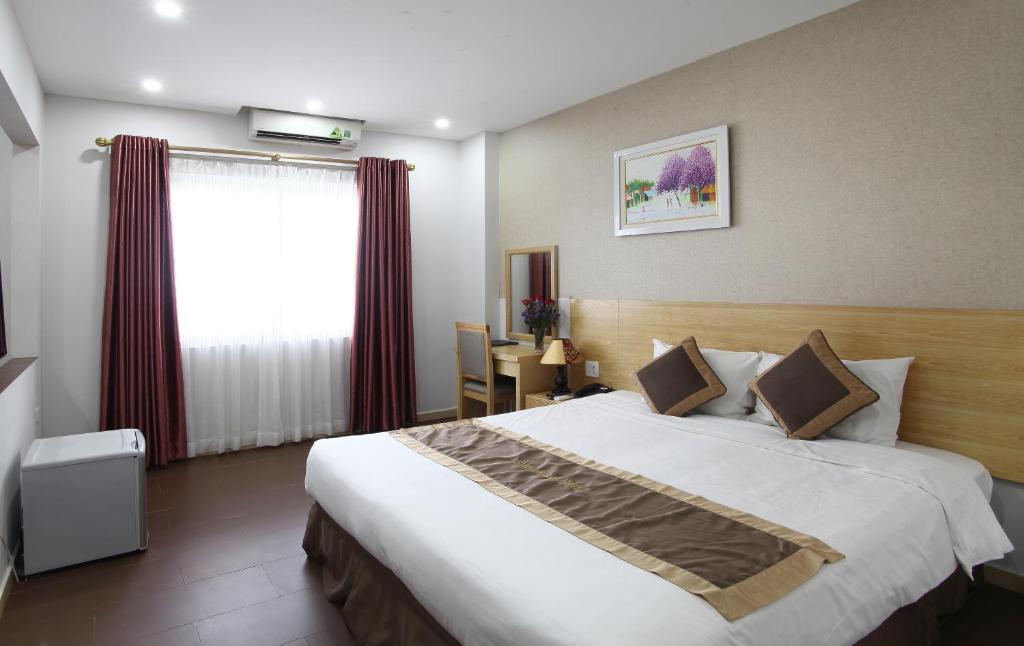 Postel nebo postele na pokoji v ubytování Blue Pearl Hanoi Hotel