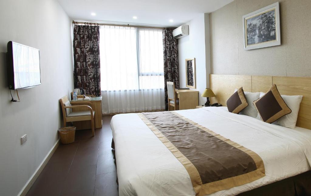 Postel nebo postele na pokoji v ubytování Blue Pearl Hanoi Hotel