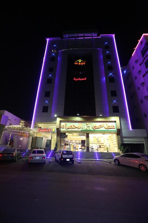 budynek z fioletowymi światłami na boku w obiekcie درر بيروت للوحدات السكنية w mieście Dżudda