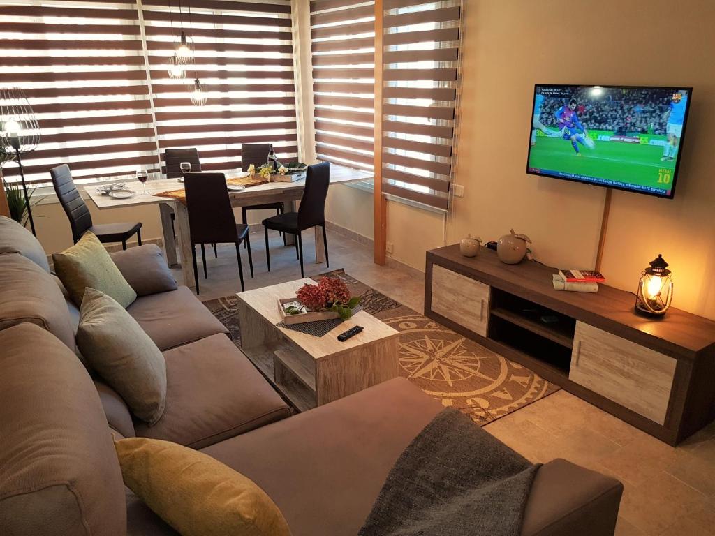 TV a/nebo společenská místnost v ubytování Marina Port & Beach-Apartment