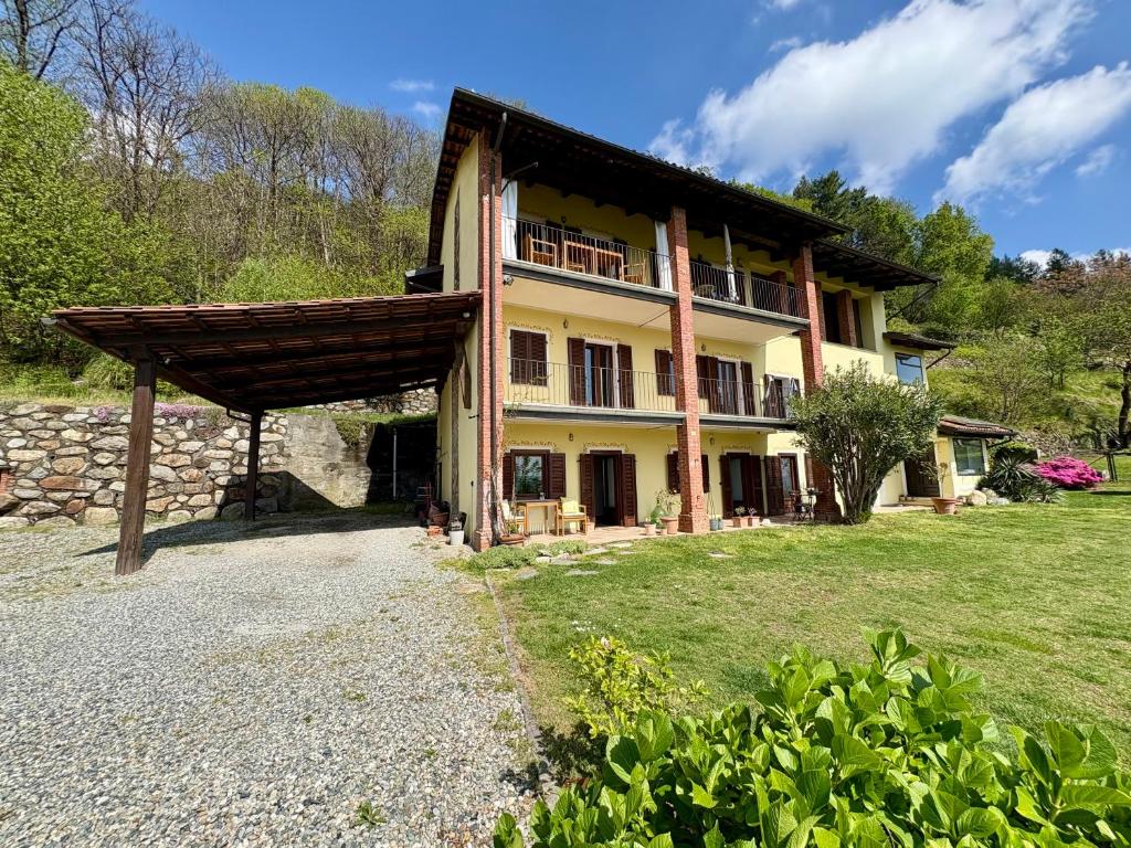 a large house with a wooden roof at B&B Casa Oleandro in Chiaverano