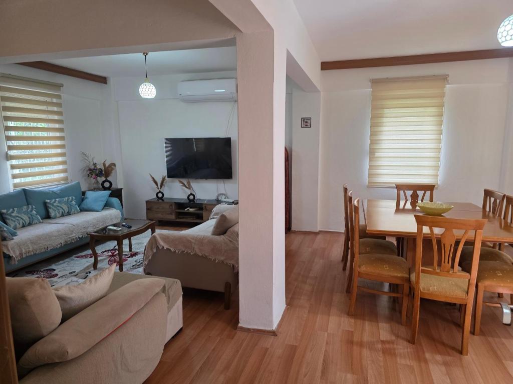 a living room with a couch and a dining room at Huge Evleri 2 in Marmaris