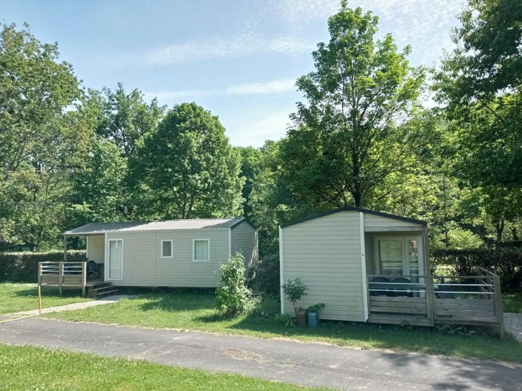 a campsite with a house and a fence at Camping La Bâtisse in Réalmont