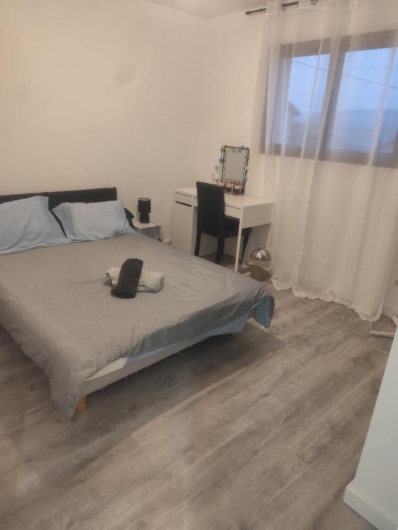 a bedroom with a bed and a desk and a desk at Chambre spacieuse #3 in Clonas-sur-Varèze