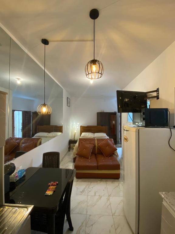 a kitchen and living room with a couch and a refrigerator at Monoambiente Confortable, Muy Próximo a Calacoto in La Paz
