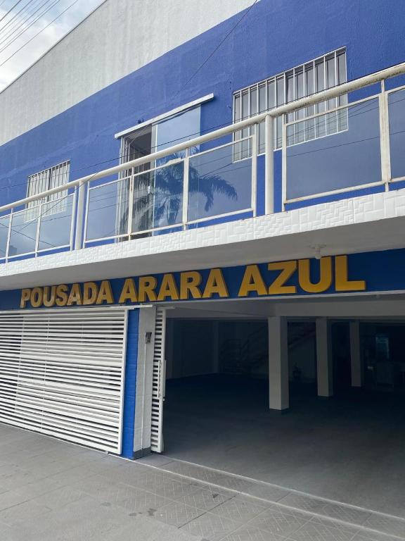a blue building with the words pussada araria azul on it at Hotel Arara Azul in Barra do Garças